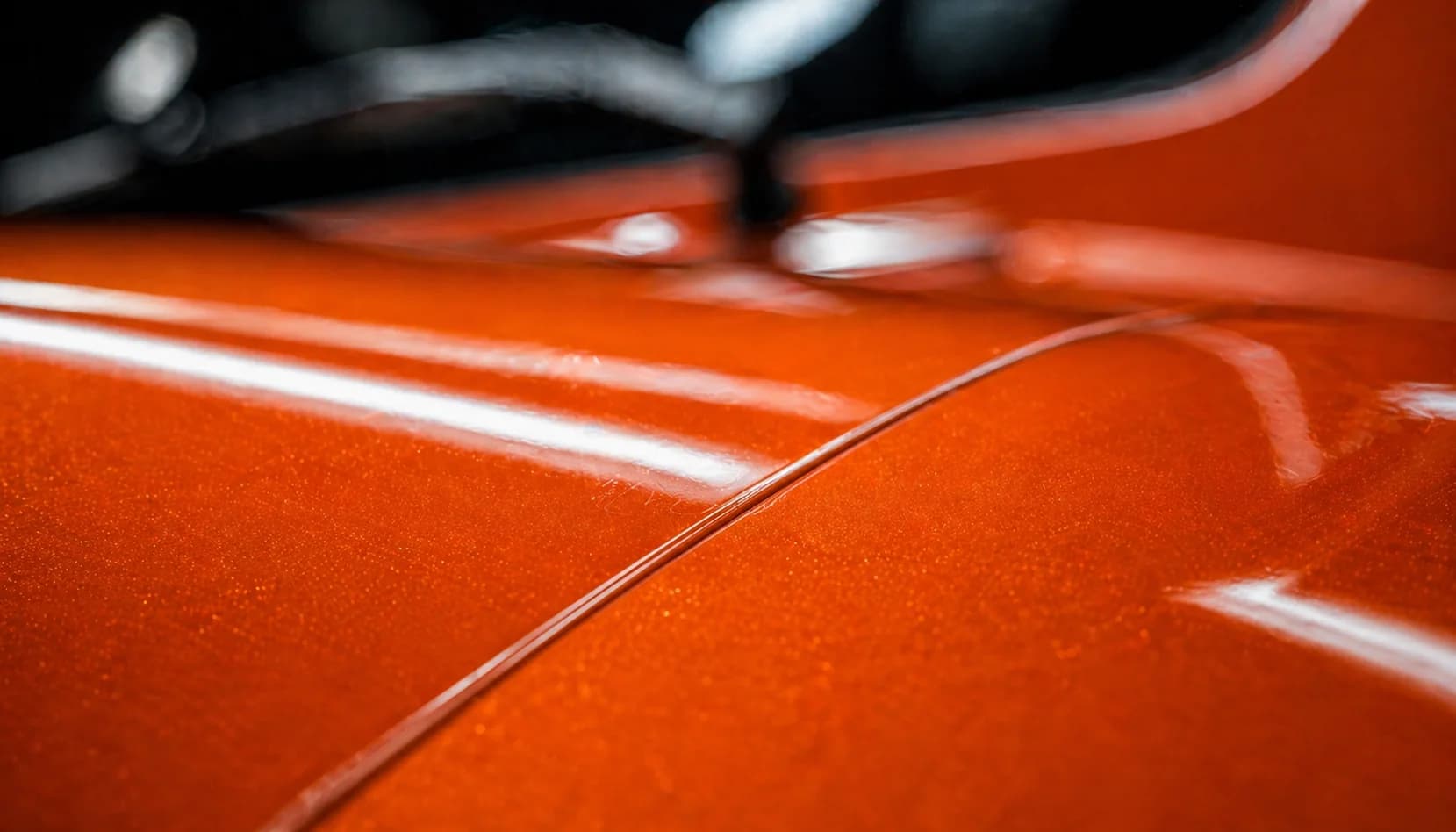 Cut line проходят по молдингам и швам кузова. На светлых машинах стыки практически незаметны.