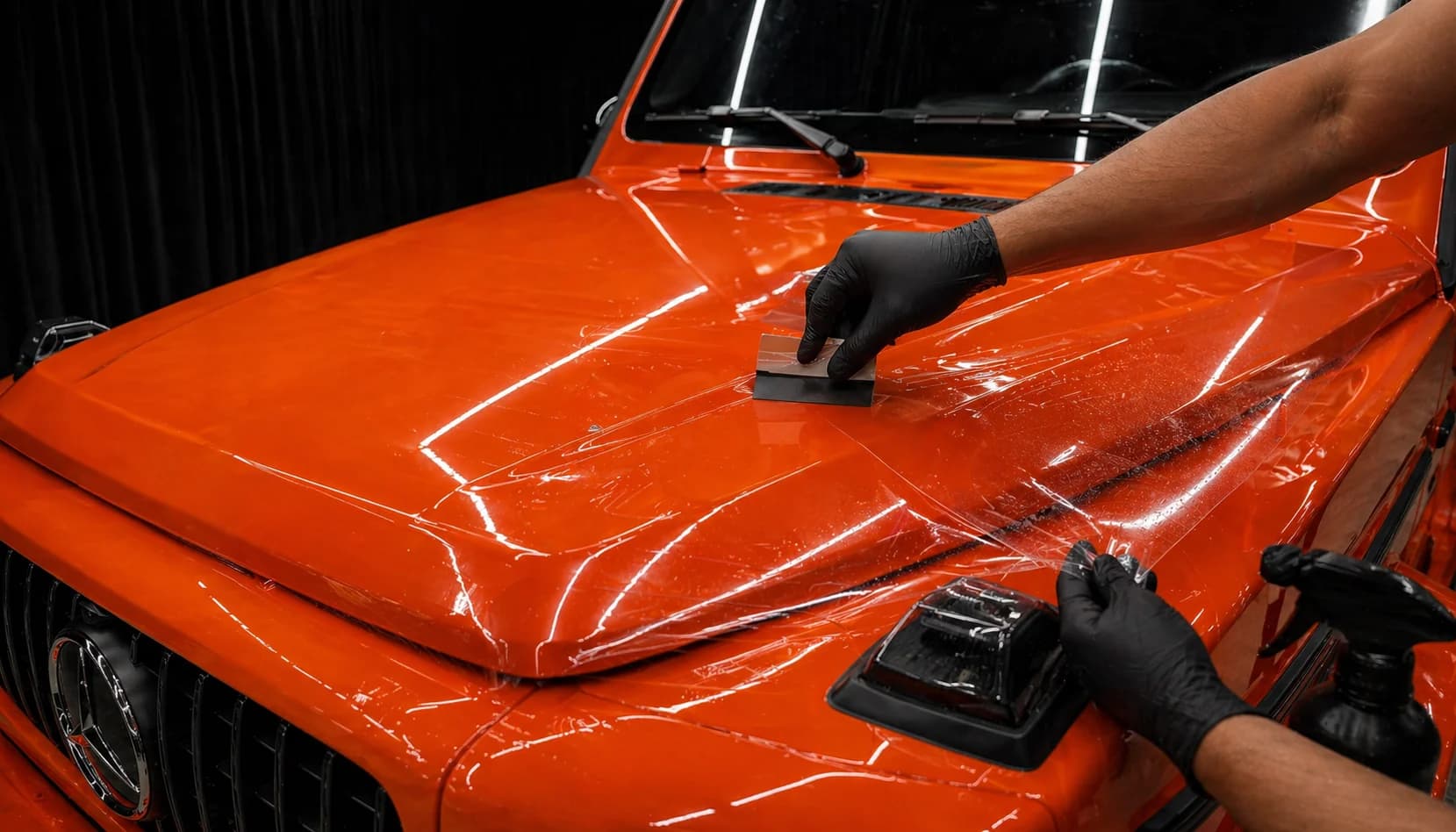 Точная подгонка плёнки на капоте — без подвернутых кромок и воздушных пузырей.